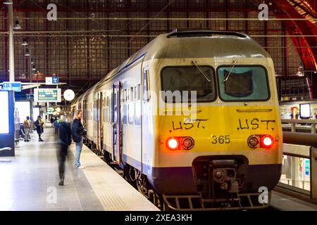 Antwerpen, Belgien, 25. Januar 2024, geschäftiger Abend am Hauptbahnhof von Antwerpen Stockfoto