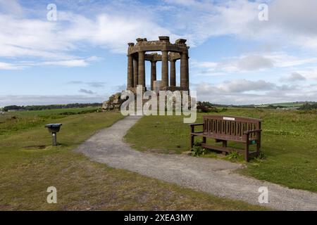 Das berühmte war Memorial mit Blick auf Dunnottar Castle in der Nähe von Stonehaven in Aberdeenshire. Stockfoto