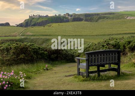 Das berühmte war Memorial mit Blick auf Dunnottar Castle in der Nähe von Stonehaven in Aberdeenshire. Stockfoto