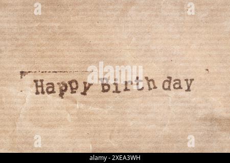 Happy Birthday Ink Stempel auf Kraftpapier. Vollbild Stockfoto