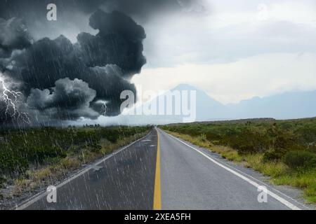 Collage mit Landschaft an bewölktem Tag auf der einen Seite und bei Regenguss auf der anderen Seite. Wetteränderungen Stockfoto