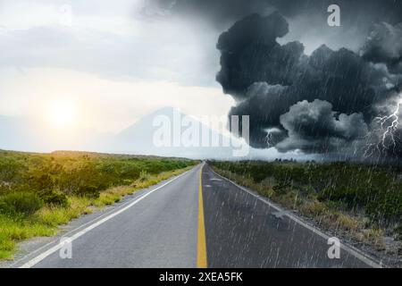 Collage mit Landschaft an bewölktem Tag auf der einen Seite und bei Regenguss auf der anderen Seite. Wetteränderungen Stockfoto
