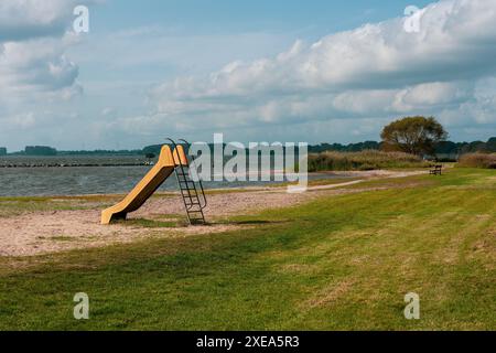 Gelbe Kinderrutsche auf der Ostsee, Deutschland. Stockfoto