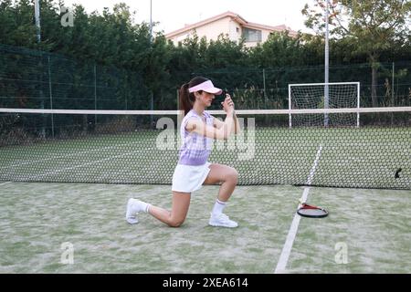 Frau, Die Auf Dem Tennisplatz Beinausflüge Macht Stockfoto