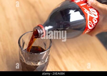 Paraguay. Juni 2024. In dieser Abbildung wird ein Softdrink Coca-Cola in ein Glas gegossen. Das Unternehmen wurde beim Internationalen Festival der Kreativität der Lions in Cannes zum Creative Brand of the Year gekürt. (Credit Image: © Jaque Silva/SOPA Images via ZUMA Press Wire) NUR REDAKTIONELLE VERWENDUNG! Nicht für kommerzielle ZWECKE! Stockfoto