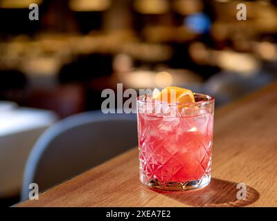 Transparenter rosafarbener Alkoholcocktail, Wodka Gin Tonic Stockfoto