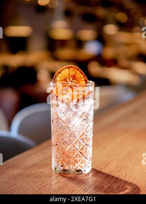 Transparenter rosafarbener Alkoholcocktail, Wodka Gin Tonic Stockfoto