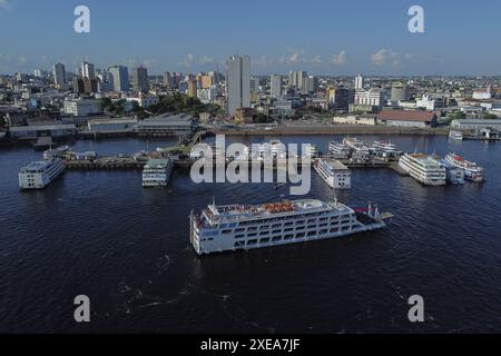 AM - MANAUS - 06/26/2024 - MANAUS, AMAZONAS, BEWEGUNG DER SCHIFFE IN RICHTUNG PARINTINS - Dutzende von Booten mit Tausenden von Menschen sind heute Mittwochnachmittag (26) vom Hafen der Stadt Manaus in der zentralen Region der Hauptstadt amazonense in Richtung der Gemeinde Parintins gefahren, wo an diesem Wochenende das 57. Folklorefest stattfindet, das Duell zwischen dem Boi Garantido und dem Boi Caprichoso, auf einer Reise, die bis zu 20 Stunden den Fluss hinunter dauern kann. Jedes Schiff kann zwischen 400 und mehr als tausend Personen befördern. Foto: Suamy Beydoun/AGIF Stockfoto