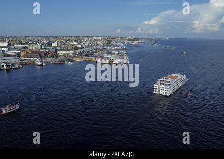 AM - MANAUS - 06/26/2024 - MANAUS, AMAZONAS, BEWEGUNG DER SCHIFFE IN RICHTUNG PARINTINS - Dutzende von Booten mit Tausenden von Menschen sind heute Mittwochnachmittag (26) vom Hafen der Stadt Manaus in der zentralen Region der Hauptstadt amazonense in Richtung der Gemeinde Parintins gefahren, wo an diesem Wochenende das 57. Folklorefest stattfindet, das Duell zwischen dem Boi Garantido und dem Boi Caprichoso, auf einer Reise, die bis zu 20 Stunden den Fluss hinunter dauern kann. Jedes Schiff kann zwischen 400 und mehr als tausend Personen befördern. Foto: Suamy Beydoun/AGIF Stockfoto