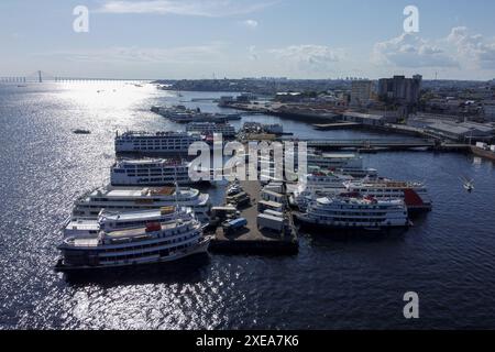 AM - MANAUS - 06/26/2024 - MANAUS, AMAZONAS, BEWEGUNG DER SCHIFFE IN RICHTUNG PARINTINS - Dutzende von Booten mit Tausenden von Menschen sind heute Mittwochnachmittag (26) vom Hafen der Stadt Manaus in der zentralen Region der Hauptstadt amazonense in Richtung der Gemeinde Parintins gefahren, wo an diesem Wochenende das 57. Folklorefest stattfindet, das Duell zwischen dem Boi Garantido und dem Boi Caprichoso, auf einer Reise, die bis zu 20 Stunden den Fluss hinunter dauern kann. Jedes Schiff kann zwischen 400 und mehr als tausend Personen befördern. Foto: Suamy Beydoun/AGIF Stockfoto