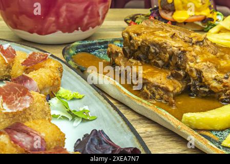 Schweinerippchen mit Pommes frites sind ein klassisches und köstliches Gericht, das viele Menschen lieben Stockfoto