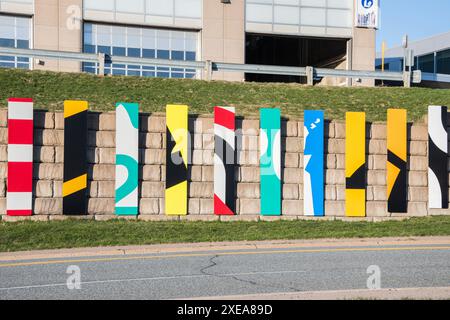 Farbenfrohe abstrakte Wandmalerei an der McDonald Street in Saint John, New Brunswick, Kanada Stockfoto