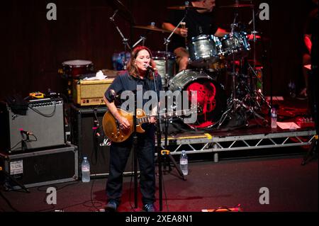 Manchester, Großbritannien. Juni 2024. Kim Deal, Kelley Deal, Josephine Wiggs und Jim Macpherson von der Band The Breeders treten auf ihrer 30-jährigen Jubiläumsausgabe ihres klassischen Albums Last Splash in der Albert Hall in Manchester auf. 26 . 2024 . Quelle: Gary Mather/Alamy Live News Stockfoto