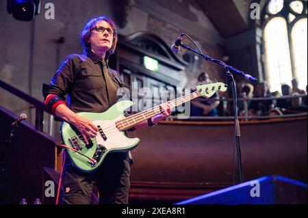 Manchester, Großbritannien. Juni 2024. Kim Deal, Kelley Deal, Josephine Wiggs und Jim Macpherson von der Band The Breeders treten auf ihrer 30-jährigen Jubiläumsausgabe ihres klassischen Albums Last Splash in der Albert Hall in Manchester auf. 26 . 2024 . Quelle: Gary Mather/Alamy Live News Stockfoto