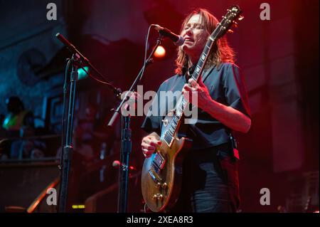 Manchester, Großbritannien. Juni 2024. Kim Deal, Kelley Deal, Josephine Wiggs und Jim Macpherson von der Band The Breeders treten auf ihrer 30-jährigen Jubiläumsausgabe ihres klassischen Albums Last Splash in der Albert Hall in Manchester auf. 26 . 2024 . Quelle: Gary Mather/Alamy Live News Stockfoto