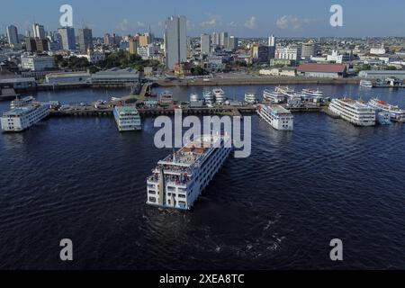 AM - MANAUS - 06/26/2024 - MANAUS, AMAZONAS, BEWEGUNG DER SCHIFFE IN RICHTUNG PARINTINS - Dutzende Schiffe, die Tausende von Menschen befördern, sind heute Mittwochnachmittag (26) vom Hafen der Stadt Manaus in der zentralen Region der Hauptstadt amazonense in Richtung der Gemeinde Parintins gefahren. an diesem Wochenende findet das 57. Folklore Festival statt, das Duell zwischen dem Boi Garantido und dem Boi Caprichoso, auf einer Reise, die bis zu 20 Stunden den Fluss hinunter dauern kann. Jedes Schiff kann zwischen 400 und mehr als tausend Personen befördern. Foto: Suamy Beydoun/AGIF (Foto: Suamy Beydoun/AGI Stockfoto