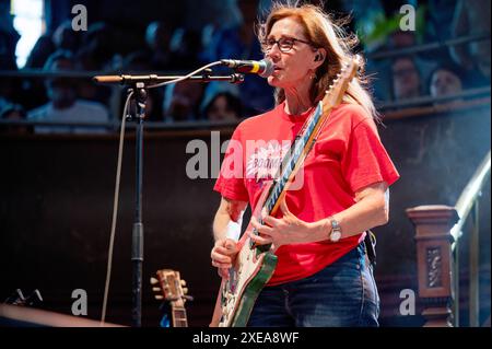 Manchester, Großbritannien. Juni 2024. Kim Deal, Kelley Deal, Josephine Wiggs und Jim Macpherson von der Band The Breeders treten auf ihrer 30-jährigen Jubiläumsausgabe ihres klassischen Albums Last Splash in der Albert Hall in Manchester auf. 26 . 2024 . Quelle: Gary Mather/Alamy Live News Stockfoto