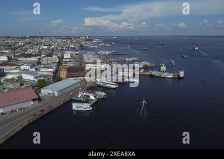 AM - MANAUS - 06/26/2024 - MANAUS, AMAZONAS, BEWEGUNG DER SCHIFFE IN RICHTUNG PARINTINS - Dutzende von Booten mit Tausenden von Menschen sind heute Mittwochnachmittag (26) vom Hafen der Stadt Manaus in der zentralen Region der Hauptstadt amazonense in Richtung der Gemeinde Parintins gefahren, wo an diesem Wochenende das 57. Folklorefest stattfindet, das Duell zwischen dem Boi Garantido und dem Boi Caprichoso, auf einer Reise, die bis zu 20 Stunden den Fluss hinunter dauern kann. Jedes Schiff kann zwischen 400 und mehr als tausend Personen befördern. Foto: Suamy Beydoun/AGIF (Foto: Suamy Beydoun/AGIF Stockfoto