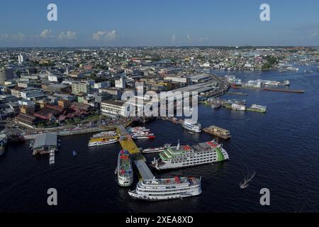 AM - MANAUS - 06/26/2024 - MANAUS, AMAZONAS, BEWEGUNG DER SCHIFFE IN RICHTUNG PARINTINS - Dutzende von Booten mit Tausenden von Menschen sind heute Mittwochnachmittag (26) vom Hafen der Stadt Manaus in der zentralen Region der Hauptstadt amazonense in Richtung der Gemeinde Parintins gefahren, wo an diesem Wochenende das 57. Folklorefest stattfindet, das Duell zwischen dem Boi Garantido und dem Boi Caprichoso, auf einer Reise, die bis zu 20 Stunden den Fluss hinunter dauern kann. Jedes Schiff kann zwischen 400 und mehr als tausend Personen befördern. Foto: Suamy Beydoun/AGIF (Foto: Suamy Beydoun/AGIF Stockfoto