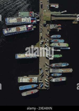 AM - MANAUS - 06/26/2024 - MANAUS, AMAZONAS, BEWEGUNG DER SCHIFFE IN RICHTUNG PARINTINS - Dutzende von Booten mit Tausenden von Menschen sind heute Mittwochnachmittag (26) vom Hafen der Stadt Manaus in der zentralen Region der Hauptstadt amazonense in Richtung der Gemeinde Parintins gefahren, wo an diesem Wochenende das 57. Folklorefest stattfindet, das Duell zwischen dem Boi Garantido und dem Boi Caprichoso, auf einer Reise, die bis zu 20 Stunden den Fluss hinunter dauern kann. Jedes Schiff kann zwischen 400 und mehr als tausend Personen befördern. Foto: Suamy Beydoun/AGIF (Foto: Suamy Beydoun/AGIF Stockfoto