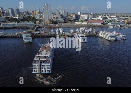 AM - MANAUS - 06/26/2024 - MANAUS, AMAZONAS, BEWEGUNG DER SCHIFFE IN RICHTUNG PARINTINS - Dutzende von Booten mit Tausenden von Menschen sind heute Mittwochnachmittag (26) vom Hafen der Stadt Manaus in der zentralen Region der Hauptstadt amazonense in Richtung der Gemeinde Parintins gefahren, wo an diesem Wochenende das 57. Folklorefest stattfindet, das Duell zwischen dem Boi Garantido und dem Boi Caprichoso, auf einer Reise, die bis zu 20 Stunden den Fluss hinunter dauern kann. Jedes Schiff kann zwischen 400 und mehr als tausend Personen befördern. Foto: Suamy Beydoun/AGIF (Foto: Suamy Beydoun/AGIF Stockfoto