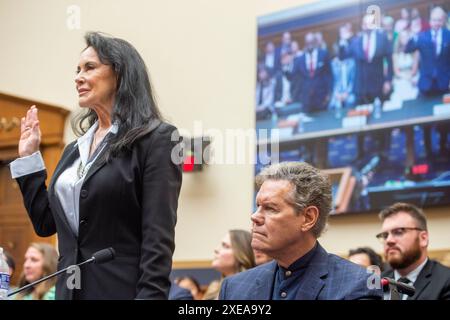 Washington, Vereinigte Staaten Von Amerika. Juni 2024. Randy Travis, Recording Artist, Right, wird mit Hilfe seiner Frau Mary Davis, links, während eines House Committee on the Judiciary | SubCommittee on Courts, Intellectual Property, und der Internetanhörung „Radio Music and Copyrights: 100 Years of inequity for Recording Artists“ im Rayburn House Office Building in Washington, DC, Mittwoch, 26. Juni 2024. Credit: Rod Lamkey/CNP/SIPA USA Credit: SIPA USA/Alamy Live News Stockfoto