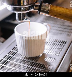 Makroaufnahme der Zubereitung von Espresso auf einer professionellen Kaffeemaschine Stockfoto