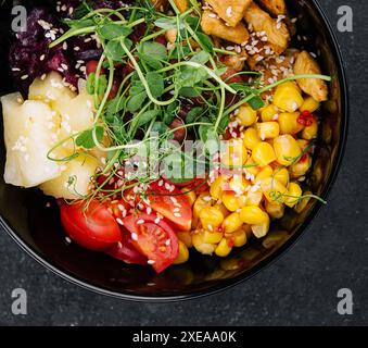 Salat mit Hühnchen und Gemüse. Gesundes Essen, Diät-Mittagessen Konzept. Stockfoto