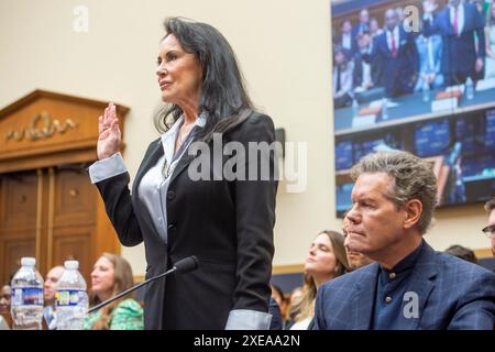 Washington, Vereinigte Staaten Von Amerika. Juni 2024. Randy Travis, Recording Artist, Right, wird mit Hilfe seiner Frau Mary Davis, links, während eines House Committee on the Judiciary | SubCommittee on Courts, Intellectual Property, und der Internetanhörung „Radio Music and Copyrights: 100 Years of inequity for Recording Artists“ im Rayburn House Office Building in Washington, DC, Mittwoch, 26. Juni 2024. Credit: Rod Lamkey/CNP/SIPA USA Credit: SIPA USA/Alamy Live News Stockfoto