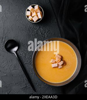 Käsesuppe mit Crackers von oben Stockfoto