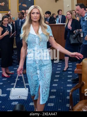 Washington, Vereinigte Staaten Von Amerika. Juni 2024. Paris Hilton, Living-Experience Advocate und CEO, 11:11 Media, kommt zu einem House Committee on Ways and Means Hearing „Strenging Child Welfare and Protecting Americas Children“ im Longworth House Office Building in Washington, DC, Mittwoch, 26. Juni 2024. Credit: Rod Lamkey/CNP/SIPA USA Credit: SIPA USA/Alamy Live News Stockfoto