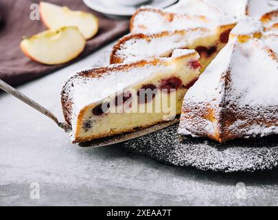 Kuchen mit Kirschen und Puderzucker Stockfoto