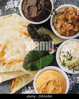 Auswahl an orientalischen Speisen, Blick auf Mezze von oben Stockfoto