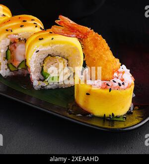 Heiße knusprige, tiefgebratene Sushi-Rolls mit Garnelen Stockfoto