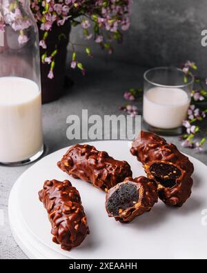 Schokoladentafeln auf Teller mit Milch Stockfoto