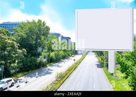 Großes horizontales, weißes Plakatbild in der europäischen Stadtstraße, moderne Bürohochhäuser, Betondschungel, Dynamik in Deutschland Stockfoto