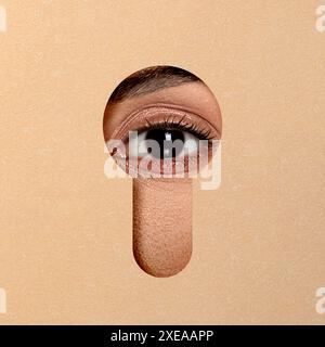 Frau, die durch das Schlüsselloch in dunkler beiger Oberfläche schaut Stockfoto