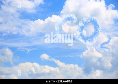 Blauer Himmel mit chemischer CO2-Formel und Wolken. Kohlendioxidemissionen Stockfoto