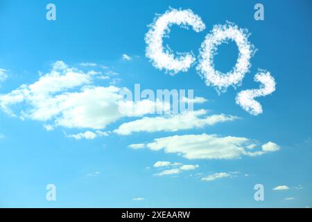 Blauer Himmel mit chemischer CO2-Formel und Wolken. Kohlendioxidemissionen Stockfoto