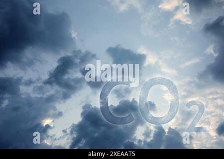 Himmel mit chemischer CO2-Formel und Wolken. Kohlendioxidemissionen Stockfoto