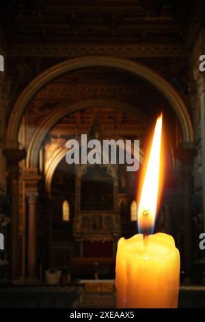 Kirchenkerze brennt im Tempel, Nahaufnahme. Leerzeichen für Text Stockfoto