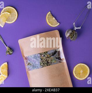 Getrocknete und frische Teeblätter mit Zitronenscheiben Stockfoto