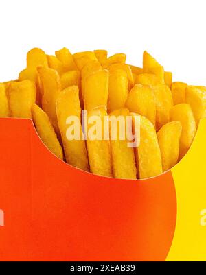 Kartoffeln Pommes Frites in einem roten Karton isoliert auf weißem Hintergrund Stockfoto