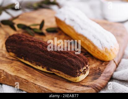 Leckeres Dessert, zwei Eclairs mit Vanille- und Schokoladensahne Stockfoto