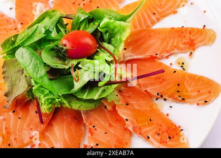 Scheiben von rohem Lachsfilet auf weißer Platte Stockfoto