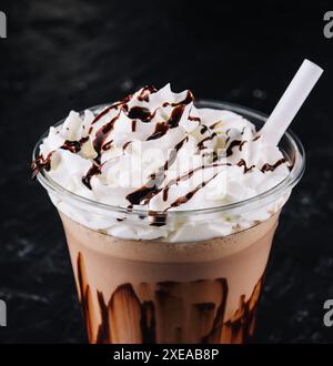 Kalter Frappe-Kaffee mit Schlagsahne Stockfoto