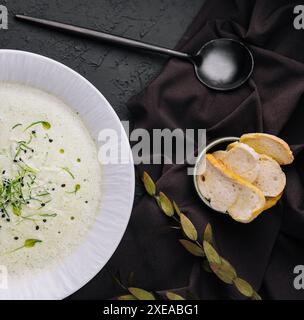 Champignon-Pilzcremesuppe auf weißem Teller mit Gebäck Stockfoto