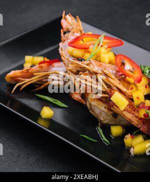 Grillspieße gegrillte Garnelen auf schwarzem Teller Stockfoto