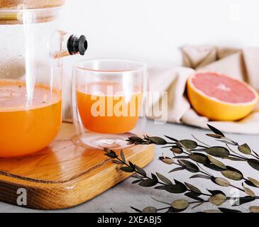 Heißes Getränk aus Sanddorn in einer Glasschale und Kanne Stockfoto