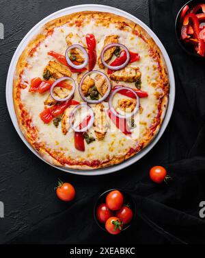 Frische Hühnerpizza vom Grill mit Gemüse Stockfoto